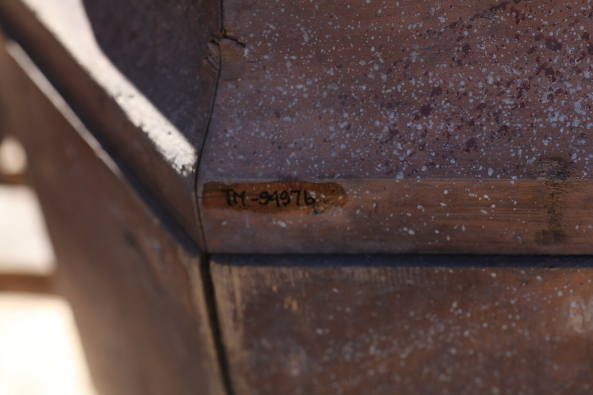 Prekestol (a), fot (b) og (c og d) et dekorelement formet som en flamme, fra Aas kirke, Bøverbru. Sekskantet prekestol med en innebygget plate for å plassere bibelen langs framsiden. Hver side har speil som er blåmalt i marmoreringsteknikk, mens resten av hver vegg er malt rosa med prikker i dekorasjonsmaling som imiterer en annen steintype. Påskrift nede på prekestolen: "Uttatt 1915 fra Aas Bøverbru". Antatt tatt ut fra Aas kirke i forbindelse med brannen i 1915.