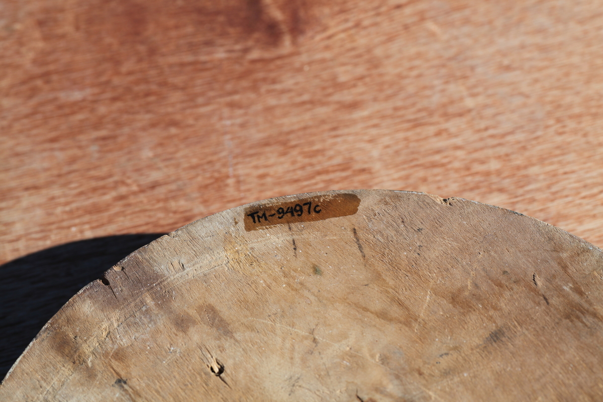 Prekestol (a), fot (b) og (c og d) et dekorelement formet som en flamme, fra Aas kirke, Bøverbru. Sekskantet prekestol med en innebygget plate for å plassere bibelen langs framsiden. Hver side har speil som er blåmalt i marmoreringsteknikk, mens resten av hver vegg er malt rosa med prikker i dekorasjonsmaling som imiterer en annen steintype. Påskrift nede på prekestolen: "Uttatt 1915 fra Aas Bøverbru". Antatt tatt ut fra Aas kirke i forbindelse med brannen i 1915.