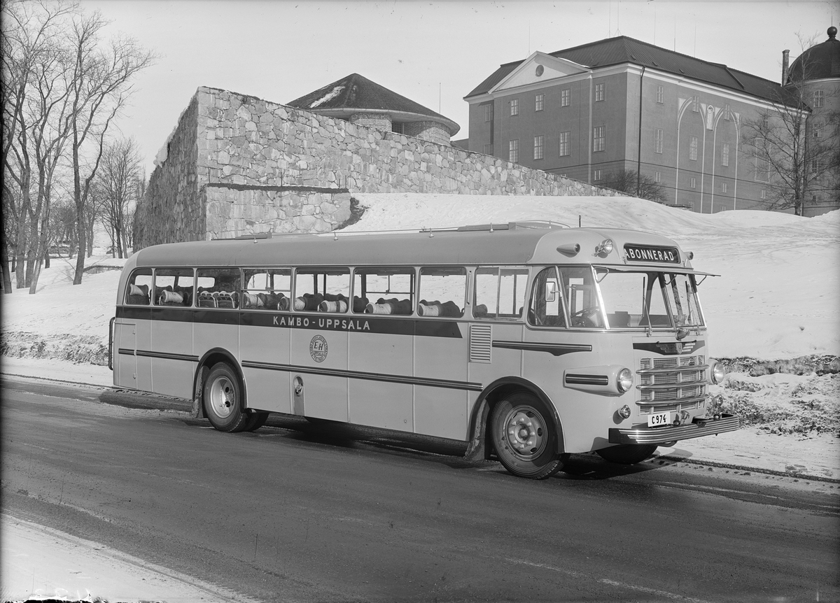 Buss parkerad på Dag Hammarskjölds väg, Uppsala 1951