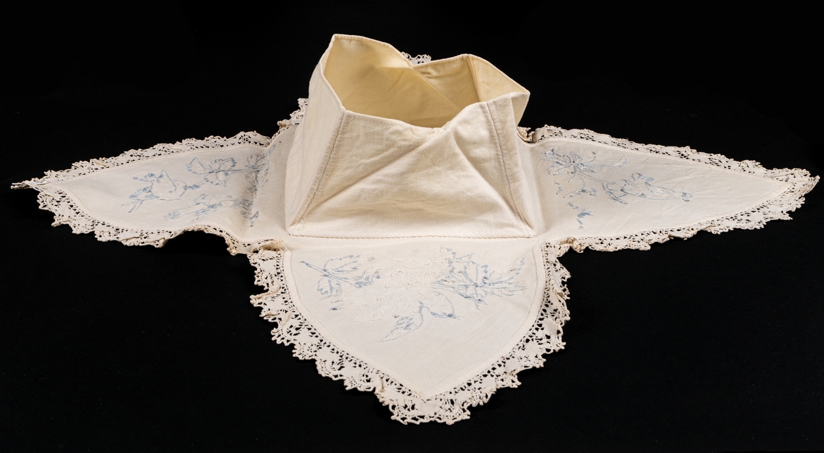Äggfodral, vitt, broderat med vitt och ljusblått, i kanten spets.