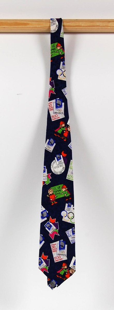 Flerfarget slips med flere logoer for de olympiske vinterleker på Lillehammer i 1994. Det er også flere motiver av maskotene under OL-på Lillehammer i 1994, Kristin og Hålon. Videre er det logoer med innskrift som sier hvor mange dager det er igjen til OL. Antall dager varierer på de forskjellige logoene. På innsiden av slipset er det flere sportspiktogrammer. Slipset har også krystallmønster. Krystallmønsteret inngikk i LOOCs designprogram. 