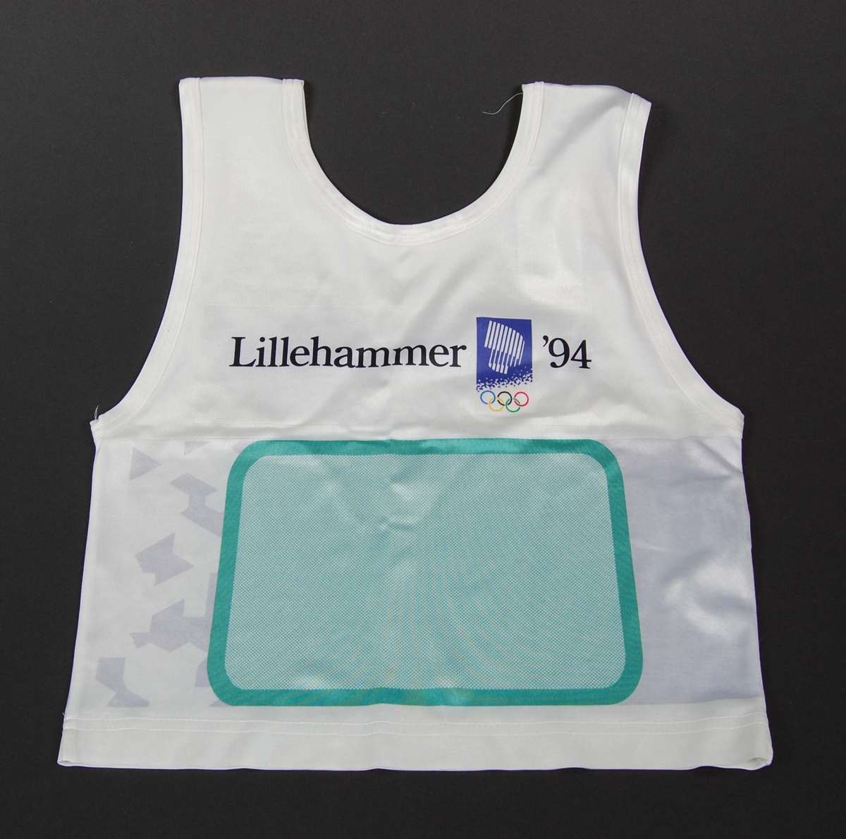 Startnummer med logoer for de olympiske vinterleker på Lillehammer i 1994 og krystallmønster. Krystallmønsteret inngikk i LOOCs designprogram. Startnummeret har ikke nummer.