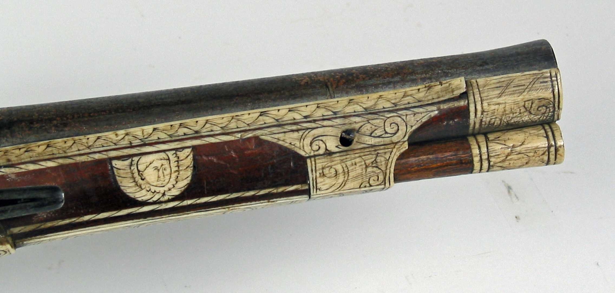 Sivil pistol med hjullås . Flatt låsblikk, tverrskåret i forkant og spisst i bakkant. Låsen er festet til kolben med to gjennomgående skruer.
Rundt glattboret pipe med åttekantet kammerstykke og trompetformet munning. 
Pipen merket med H stående løve og R på kammerstykket.
Avtrekkerbøyle i jern.
Pipen er festet til kolben med to splinter av tre. Kolbe av tre med rikt beninnlegg i forskjellige mønstre.
Ladestokk i tre med horn avstlutning.