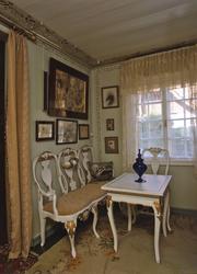 DOK:1991, Aulestad, interiør, musikkværelse, malerier, bord,