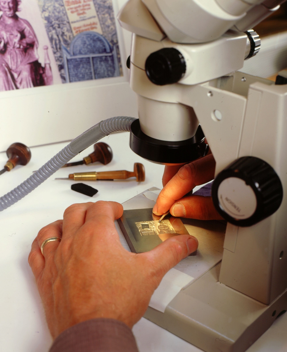 postmuseet, frimerker, utstilling, frimerkeproduksjon, frimerkekunstneren i arbeid, gravering av frimerket, Sverre Morken ved arbeidsbordet, stereomikroskop,  NK 1363