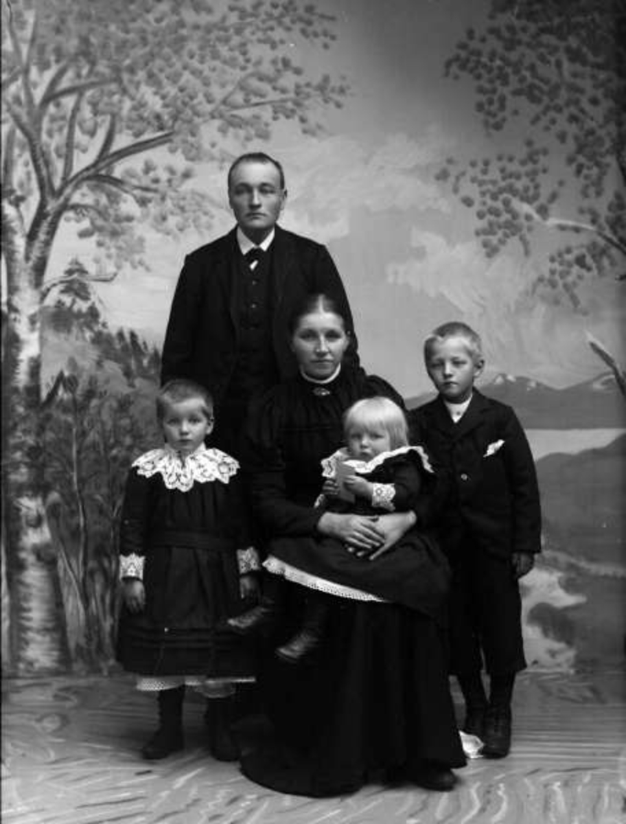 O. E. Klomstad med familie 01.11.1900. Gruppebilde med kona Oline og barna Olaf, Marit og Ester.