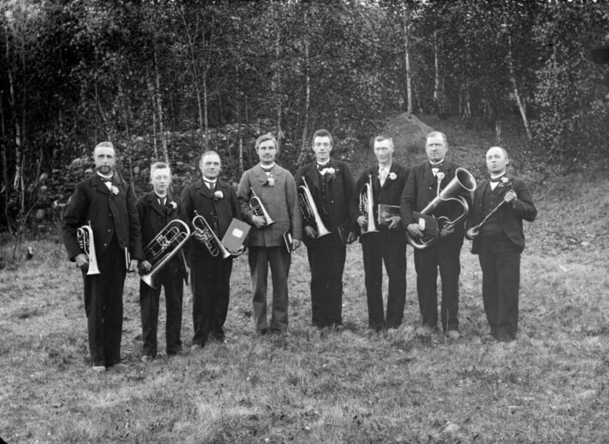 25.05.1901. Sør-Fron hornmusikk. Gruppebilde i skog, menn med musikkinstrumenter.