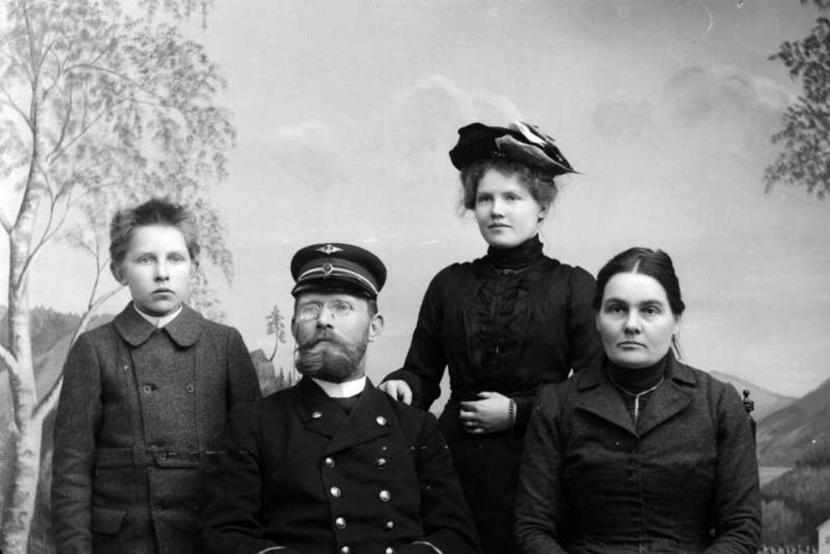 Pro : 22.02.1903. Stasjonsmester Lunde med familie. Atelierbilde, mann i jernbaneuniform, kvinner, gutt.