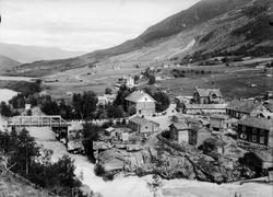 Kort : 10.07.1906. Lom, Fossberg. Bebyggelse, elv, bro, veie
