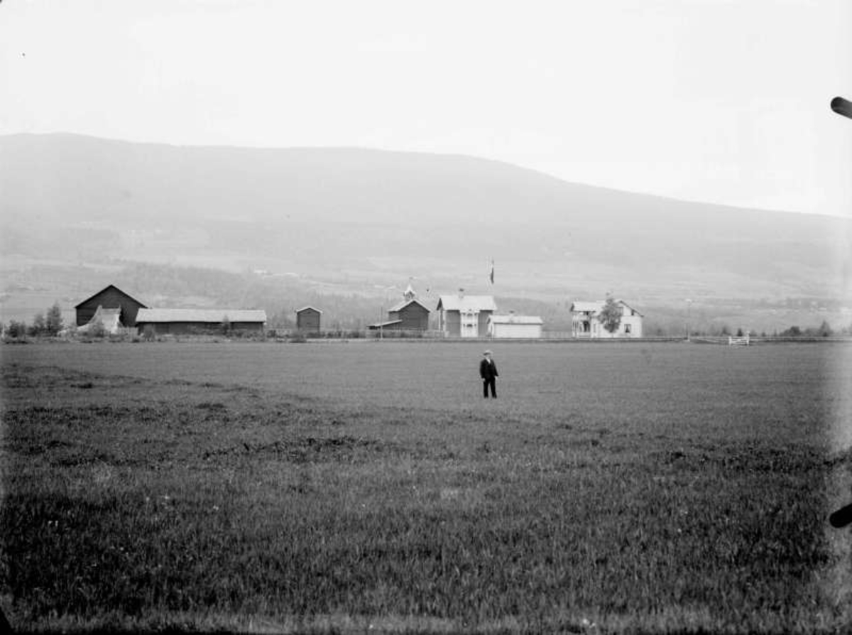 18.06.1907. Gården Solbraa på Vinstra. Bolighus, uthus.