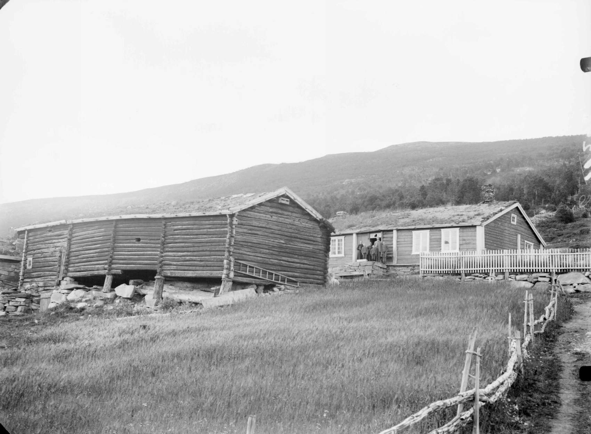 11.08.1907. Lesja. Garden Bøbakken. Bygninger.