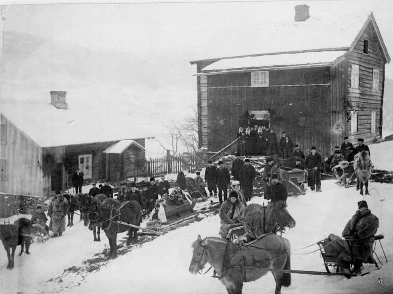 Kort: 25.08.1907.Banevogter Hestehagens kopi. Konv:  Likferd vinterstid, gravferd, hest og slede, bygninger. Reprokopi.