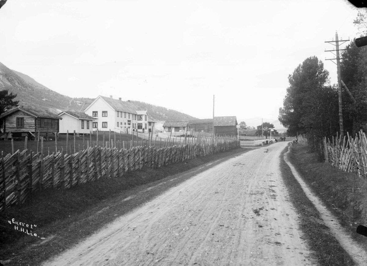 Kort: Dovre 113.06.1908. Toftemo hotel og skysstasjon. Boliger, uthus, vei, skigard, telefonstolper.