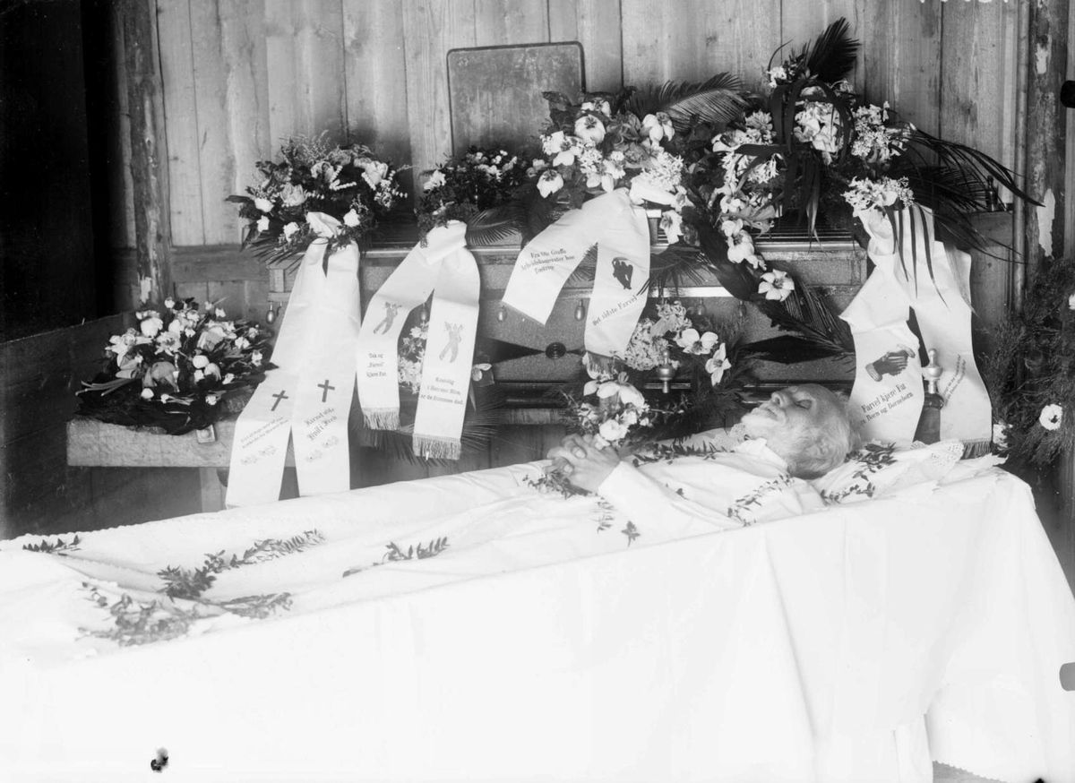 Kort: 18.02.1909 Sør-Fron. Kristian Gravmoens fars lik. Avdød Ole Hansen Gravmoen