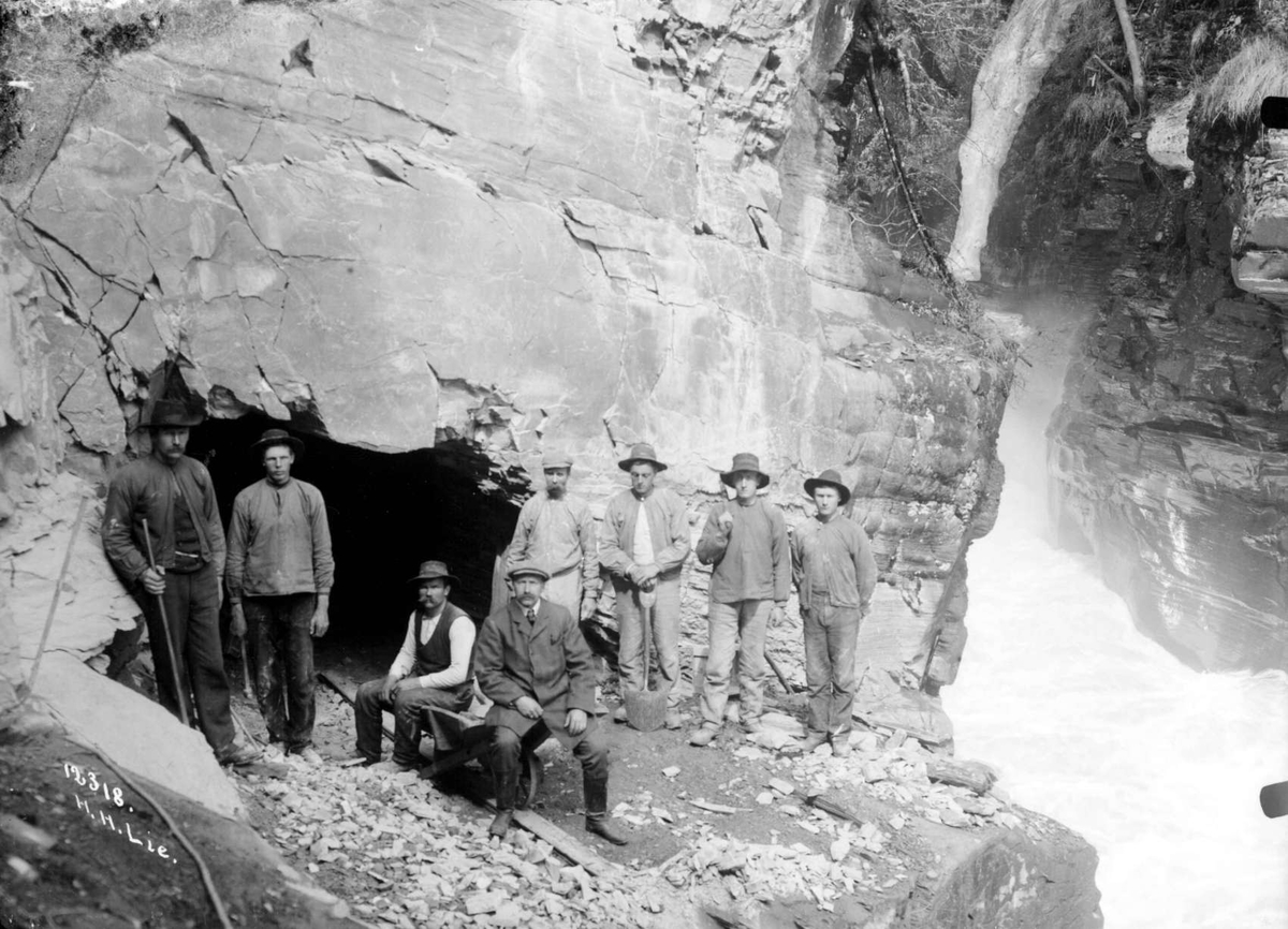 07.06.1909. Ingeniør Sørensen med arbeidsgruppe. Parti ved Våla elv. Gruppebilde, arbeidere.