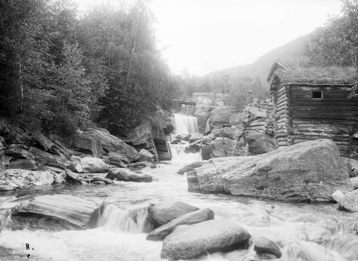 Kort: N. Fron. 13/6 1913. Foss i Nukudalen. Konv: Fos i Nukledalen 13/6-13.