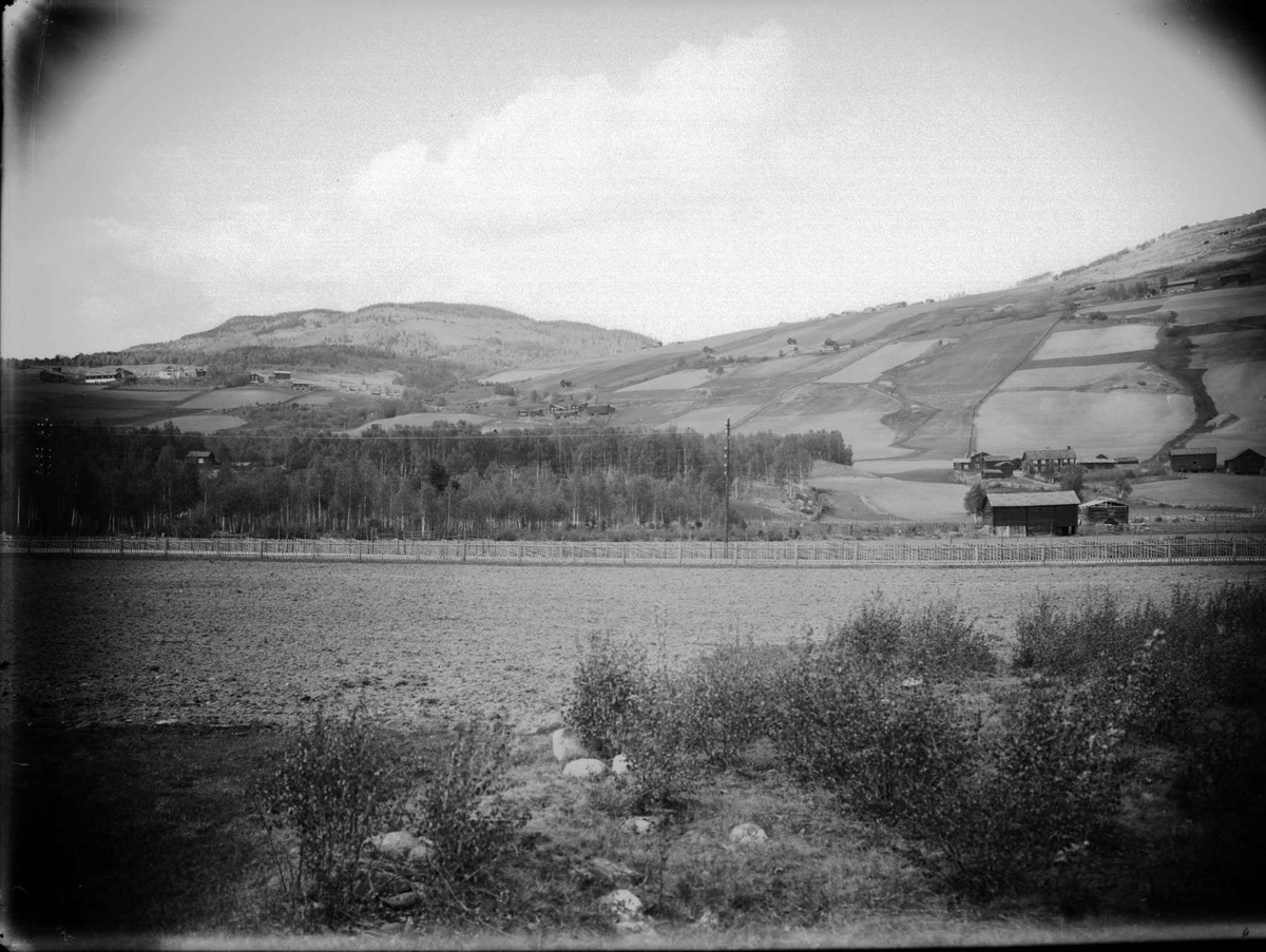 Kort.:  Sødorpsbygden, for N.Fron kommune, 6/6-1917. Landskap. Bebyggelse. Gjerder