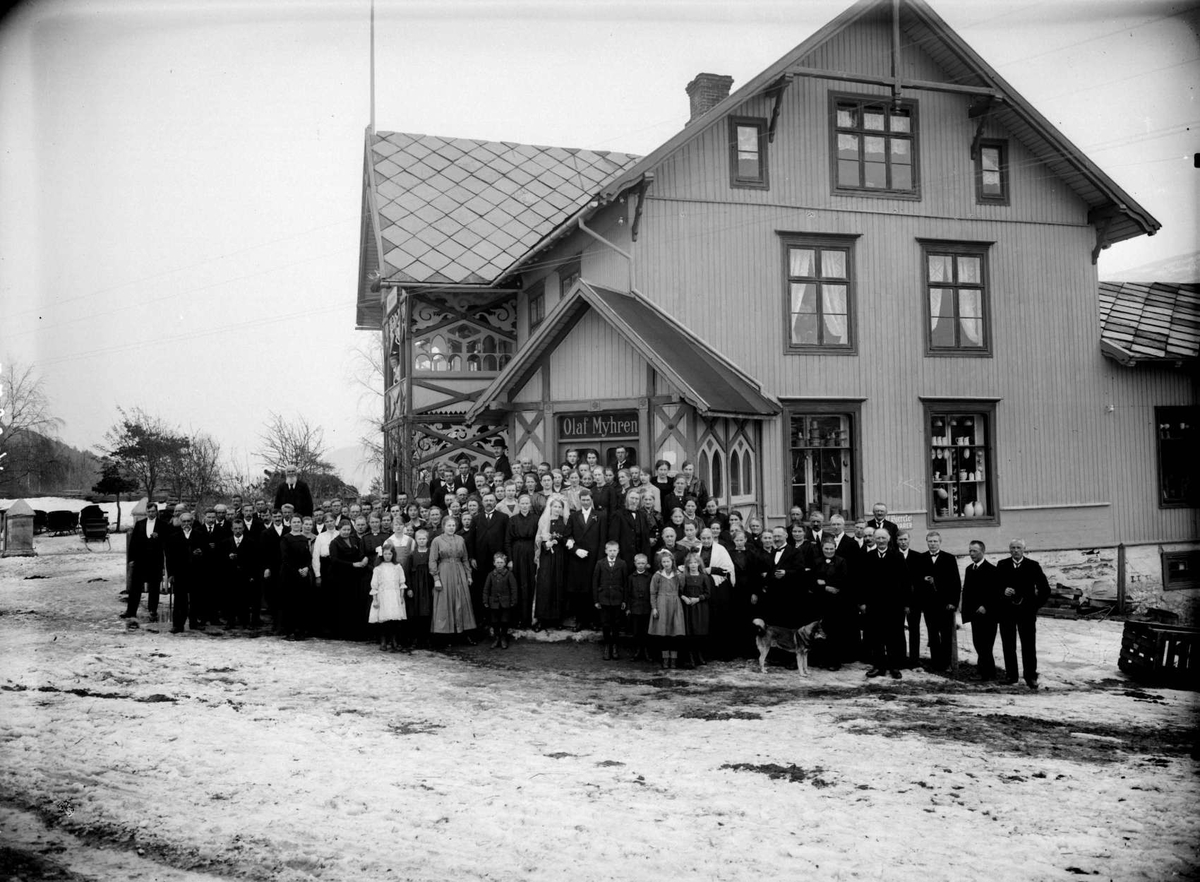 Kort : Harpefoss Hotell  (og butikk ). Bryllup?, på dørskilt: Olaf Myhren