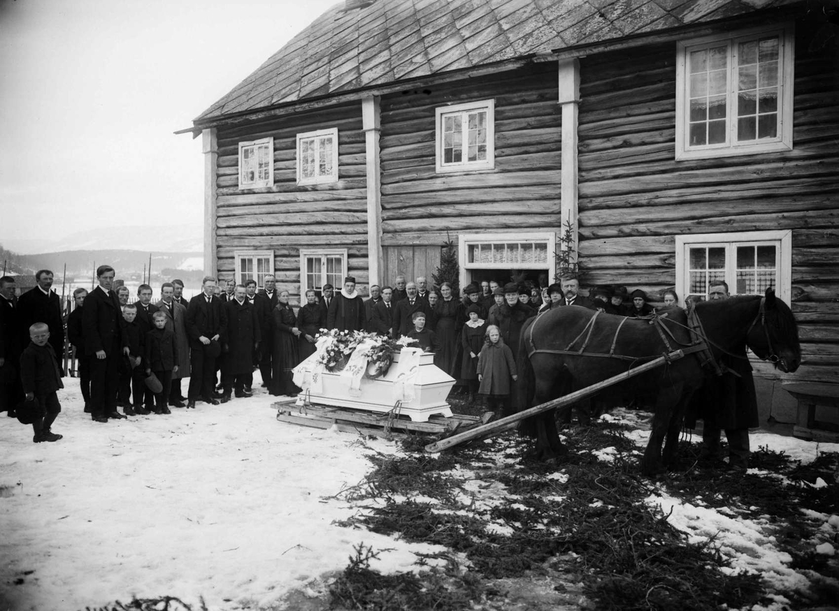 Kort : N. Fron, begravelse, begravelsesfølge, båre, hestetransport, bolighus, vinter
