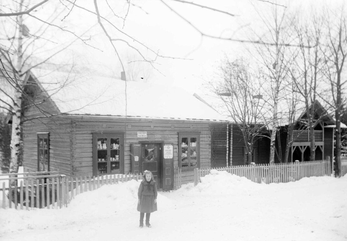 Kort: Øyer. Sletmoen landhandleri, jente