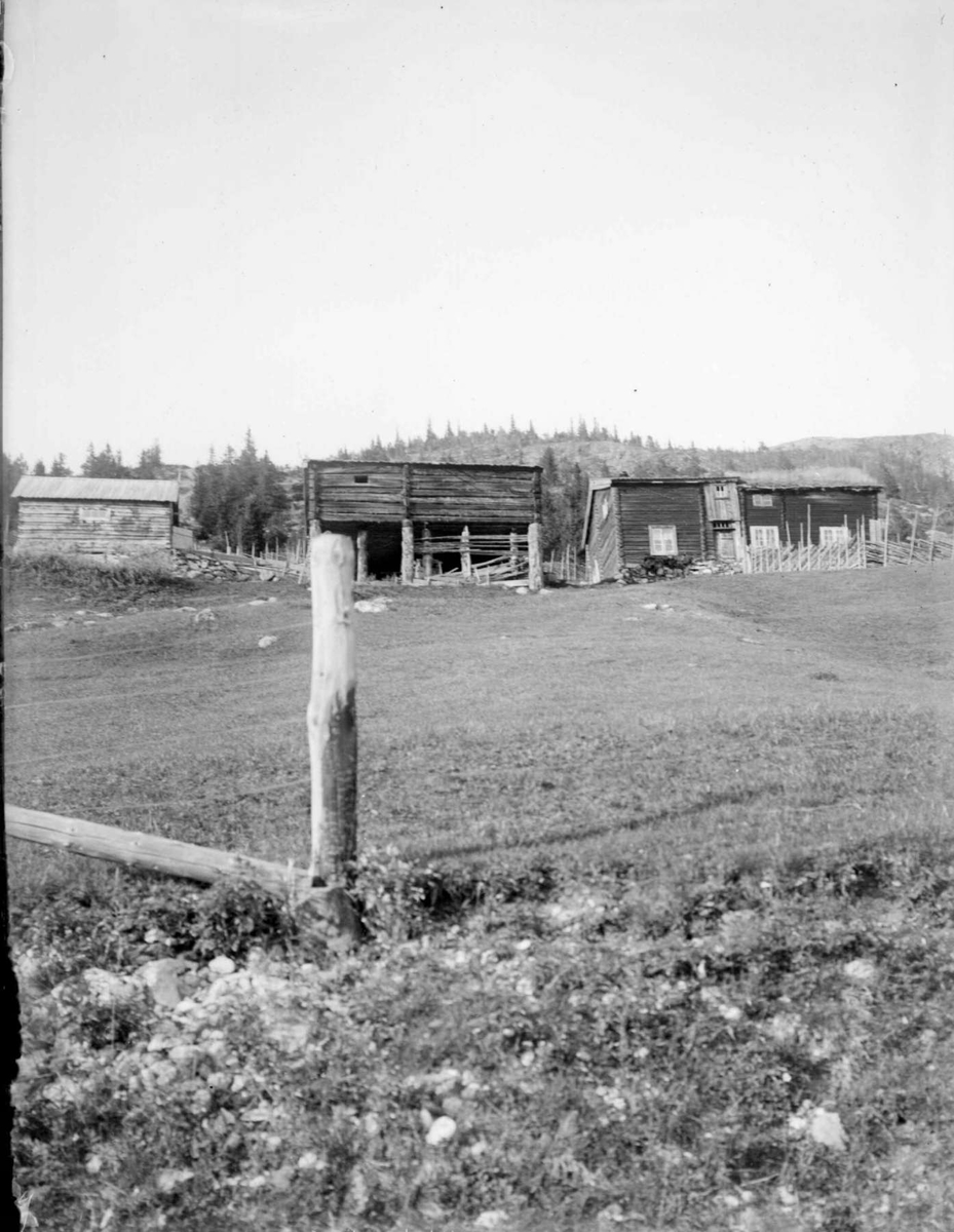 Landskap med gamle hus i rundtømmer. Vis- Knuts hjem i Svatsum.