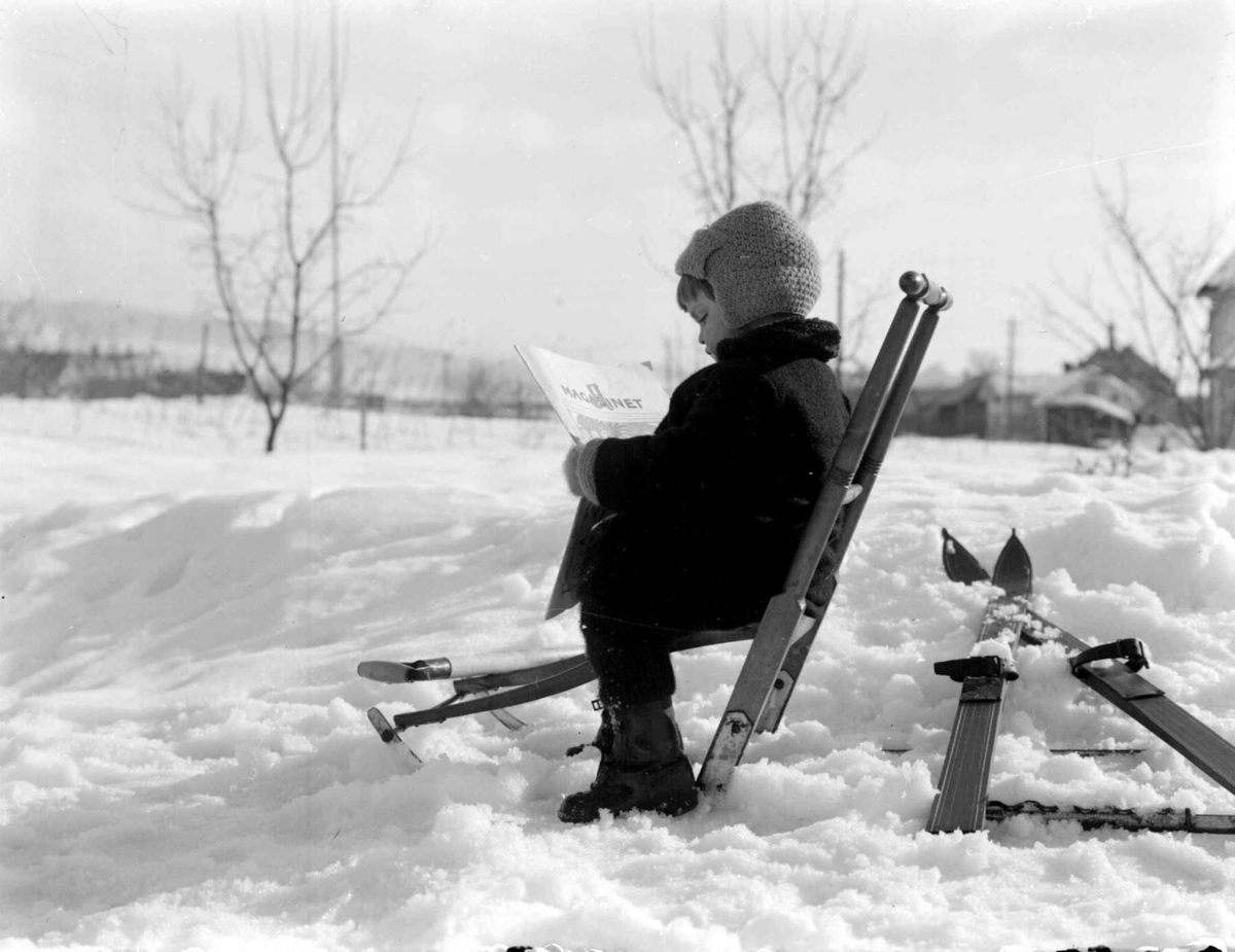 Vinter. Liten gutt på spark.
