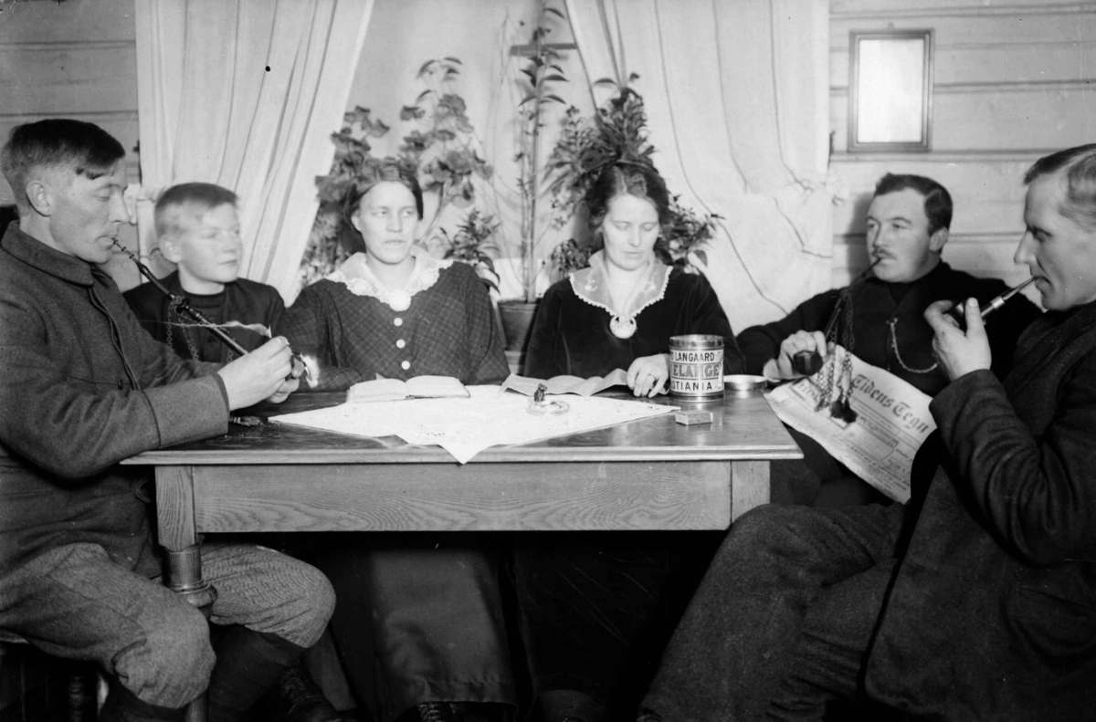Menn og kvinner samlet rundt kaffebordet. Fra venstre Øyvind Berge, Aksel Dalsegg, ukjent, Anne Olstad, Hr. Olstad og Andor Tromsnes