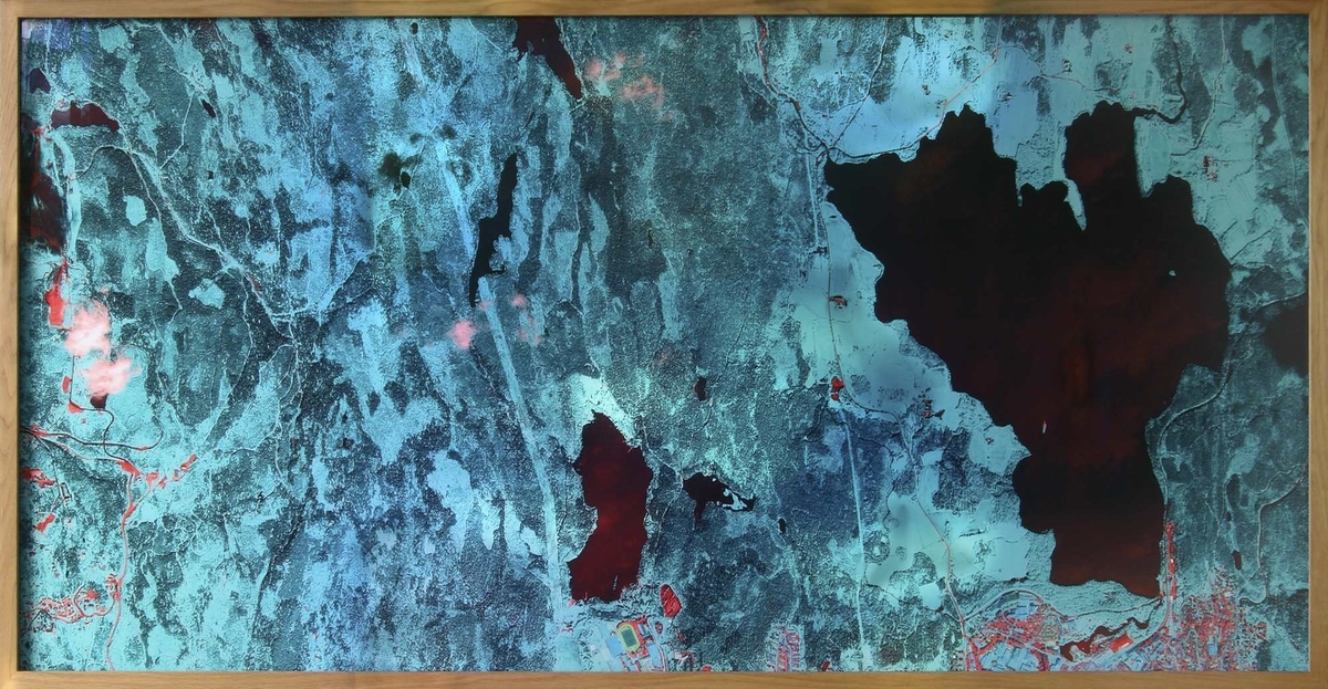 Med et satellittfoto av Riksarkivet som utgangspunkt, har kunstneren tatt tak i forholdet mellom analog og digital informasjon; mellom kart og foto. Slik tematiserer han det historiske skillet som har oppstått i det Riksarkivet går over fra analoge til digitale lagringsverktøy. Kunstneren bestilte et "foto"/ "datasett" fra satellitten Quickbird som beveger seg 450 kilometer unna. Fra dette datasettet har kunstneren utarbeidet seks verk for Riksarkivet.

"Nord" viser Riksarkivet på grensen mellom det urbane og det rurale, med selve bygget plassert nært det rurale (Nordmarka). Verket har sitt utgangspunkt i satellittbildet, men er manipulert og fargesaturert av kunstneren. Teknikken som er valgt, refererer til Riksarkivets virke idet han har brukt arkivarisk blekk på arkivarisk fotopapir/ 100-års blekk.
