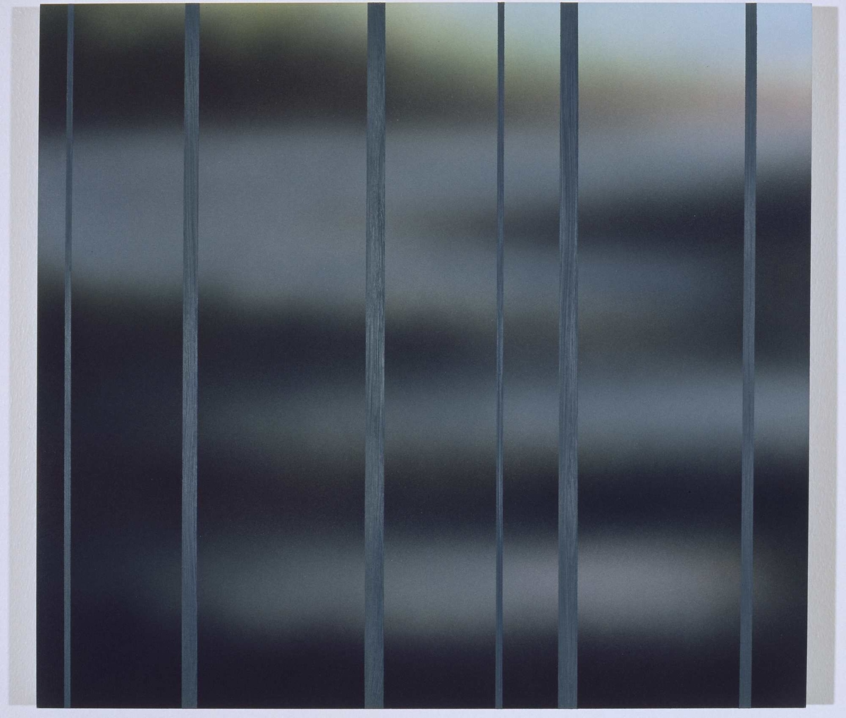 Harald Fenn har laget et en serie på femten bilder til Teorifagbyggets "Stille rom", som representerer en livssynsnøytral og stille sone på universitetsområdet. Disse befinner seg i spennet mellom flere ulike maleritradisjoner. Maleriene kan sees som rene nonfigurative komposisjoner, men de kan også sees i forlengelsen av landskapsmaleriet. Bak malerienes presise, loddrette striper, kan vi for eksempel skimte liksom utviskede landskaps- eller skyformasjoner. Ved å variere fargebruk og lysintensitet, skaper kunstneren stemningsskifter mellom de enkelte bildene som kan assosieres til årstidenes vekslinger eller til ulike tidspunkter på døgnet. 

Tittelen "Polymer", som kan oversettes med mangeleddet, henspiller på at bildene tilsammen skaper en slags kjede med mange variasjoner over samme tema.