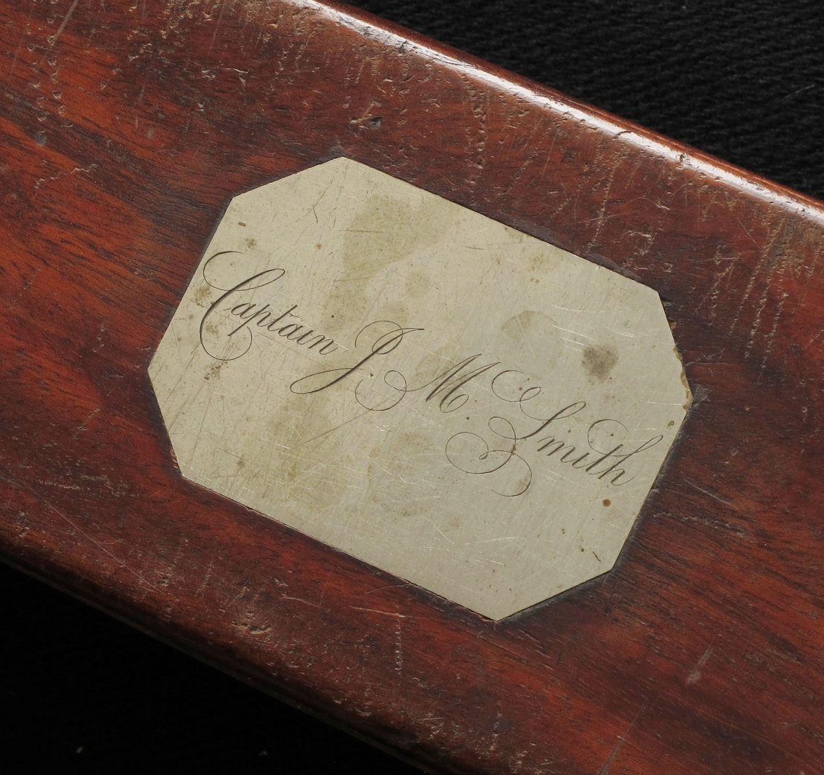 Langkikkert,  laget av  Troughton & Simms, London, 1863.  
a) Kikkert.   Forkrommet   metall,  brunt skinn. Lang sylinder med forkrommet del i hver ende, kanelbrunt skinn pm.  Når den smale ende trekkes ut, kommer flg. tekst til syne: 

" Presented by the British Government to Captain J. M. Smith, Master of the Norwegian Barque "Solon" of Arendal,   in acknowledgement of his humanity and kindness to the   Master and Crew on the Barque "Lemuel" of Souht Shields,  whom he rescued from their sinking Vessel on the 22nd   September 1863."  Under: " Troughton & Simms, London."  

b) Etui.   Mahogni  med litt grønn filt.  Langt etui med flatt lokk og to   messing  kroker i siden. Nedsenket felt med avskårne hjørner midt på lokket,  har vært pålimt etikett med tekst iflg. protokoll: Captain J. M. Smith. 

Tilstand febr. 1967: kikkerten god. Etuiet en del oppskrapet i toppflaten.