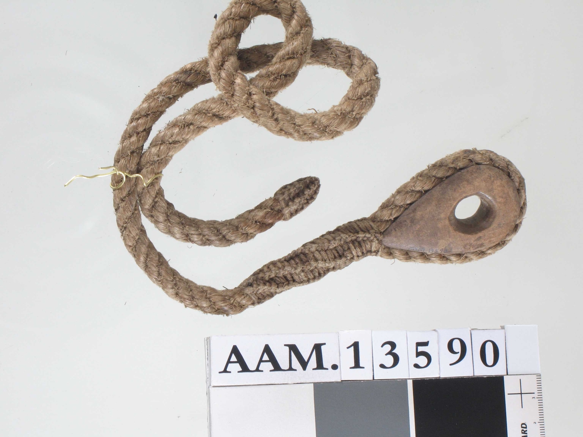 Taustump med en øyespleis isatt klodre av tre.  Fokkeskjøt  Pent forarbeidet, dråpeformet øye av bøk. 

 Lå (iigger) i seilpose AAM.13 583 sammen med fgl. nr.
