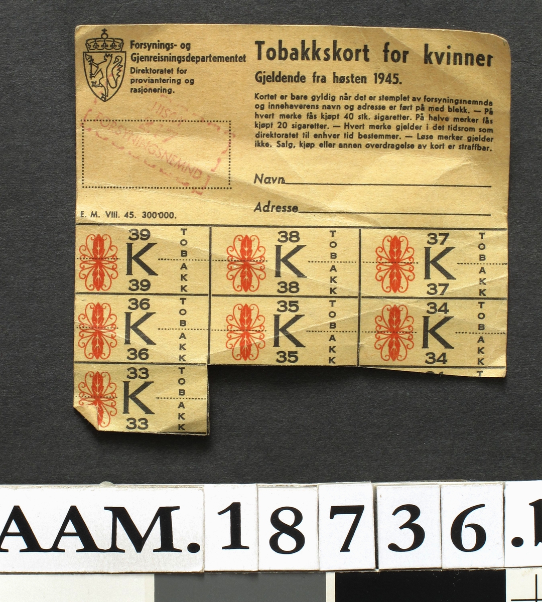 Rasjoneringskort  fra krigen  1940-45 og etter, 10 stk 

a)  Ekstrakort for tekstilvarer og skotøy m. v. Kvinner over 18 år  . Navn: 
217. Oransje merker.  

b) Tobakkskort for kvinner. Gjeldende fra høsten 1945.  Lys gulgrønt med røde ornamenter.  

c)  Rasjoneringskort for matvarer fra 20/11-1950 til 20. mai 1951.  Stemplet Wilh. wilhelmsen og Julius Ørum.  Grønne, røde og brune merker.  

d)  Mel- og brødmerker og fetmerker for 38. kortperiode.  Uten klipp  Stemplet  Hisøy Forsymningsnemnd.  e)  som d.  

f)  Rasjoneringskort for matvarer for tida 20/5-1950 til 20. mai 1951. Grønne og røde klipp.  

g) Strømpekort for kvinner over 14 år. Cisi Wilhelmsen  

h) Skotøykort for voksne, 2. kortudeling, serie B. Røde og grønne merker.  

i) Skotøykort for voksne - Serie B. Forsynings- og Gjenreisningsdept.  

j) Skotøykort for voksne, serie B. Røde og grønne kort.
