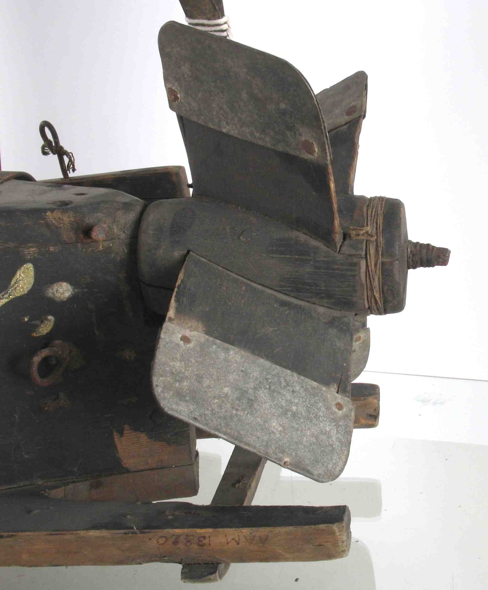 3 deler: 
* Skrape, eller skrapemaskin, propelldrevet. AAks har to slike, den ene er i dårlig stand, bl.a. mangler propellen. 
* Brosjyre med beskrivelse etc.
* Børster, utskiftbare, 19 stk. 
