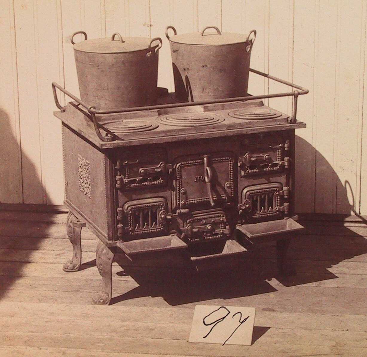 Havstad Støberis ulike produkter, på et tidspunkt, trolig i 1870-årene: Jernovner, jernkomfyrer, bryggepanner, bygningsstøpegods (jernvindusrammer), strykejernsovner, gravkors, etc. 