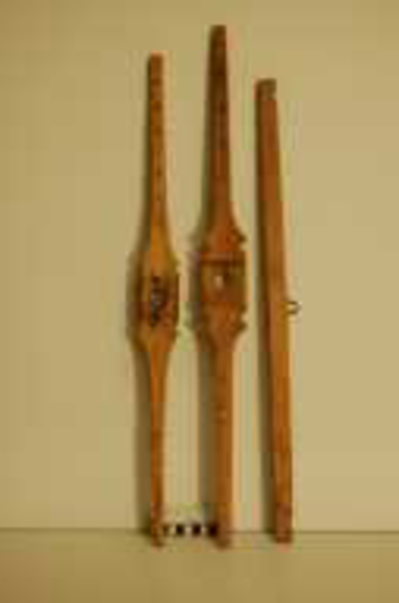 A: 39cm skaft,+ 12 cm "ben" + 7cm diam. trinser, skaft 3 cm diam., nedre del 26 cm bredde, festet med trenagle i midten og vippbar.
B: ?, 59cm
C: ? 63 cm .
D:vippe, 56cm, m.jernkrampe for opheng,
E, F, G, ??
H+I: to vipper, 63cm
J, K,L: 3 kiler, ca 12 cm