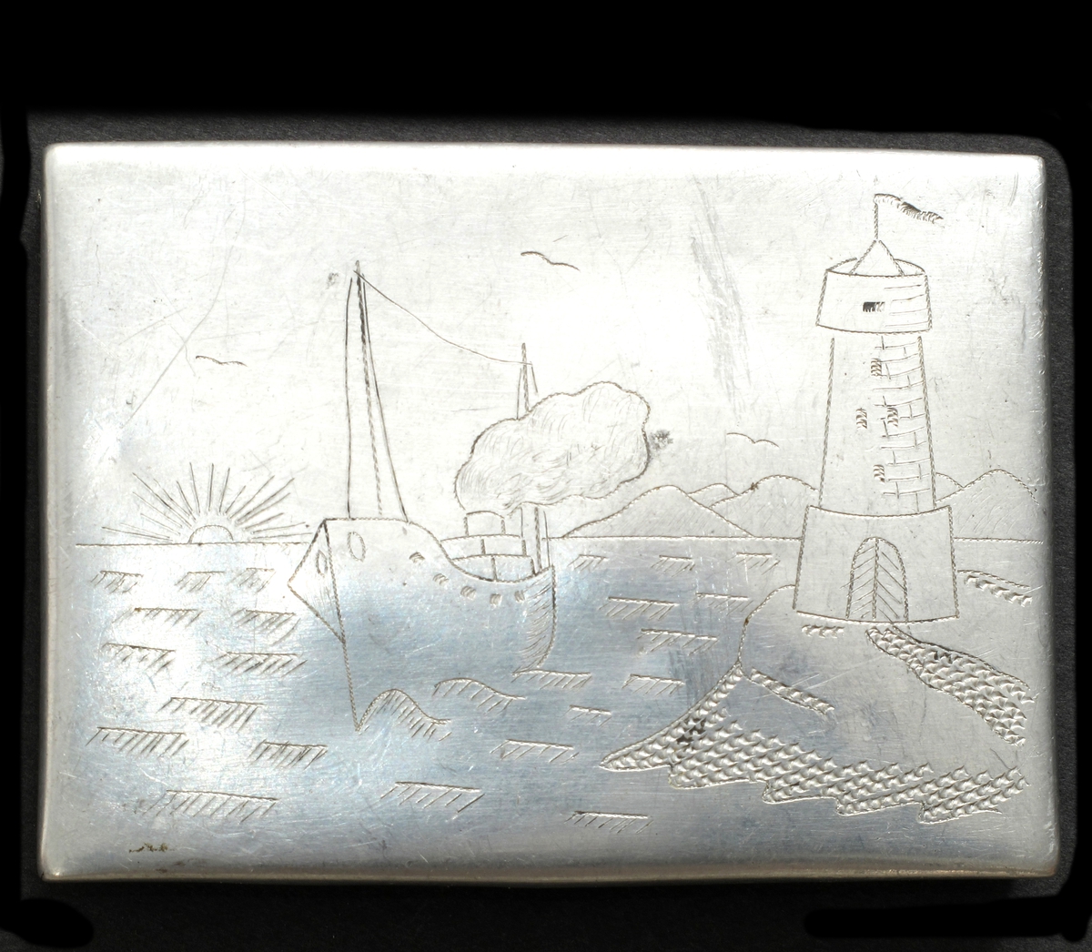 Kystlandskap m. dampskip, solnedgang, fyrlykt. Sovjetunionens symbol, hammer og sigd, stjerne.