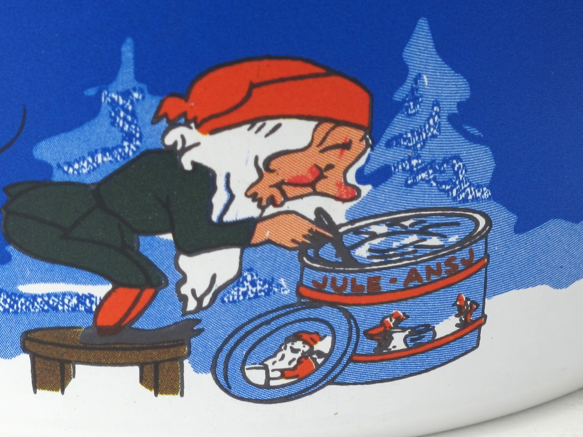 Mange nisser i snø og skog. Lysestake, juletre, ansjosboks.