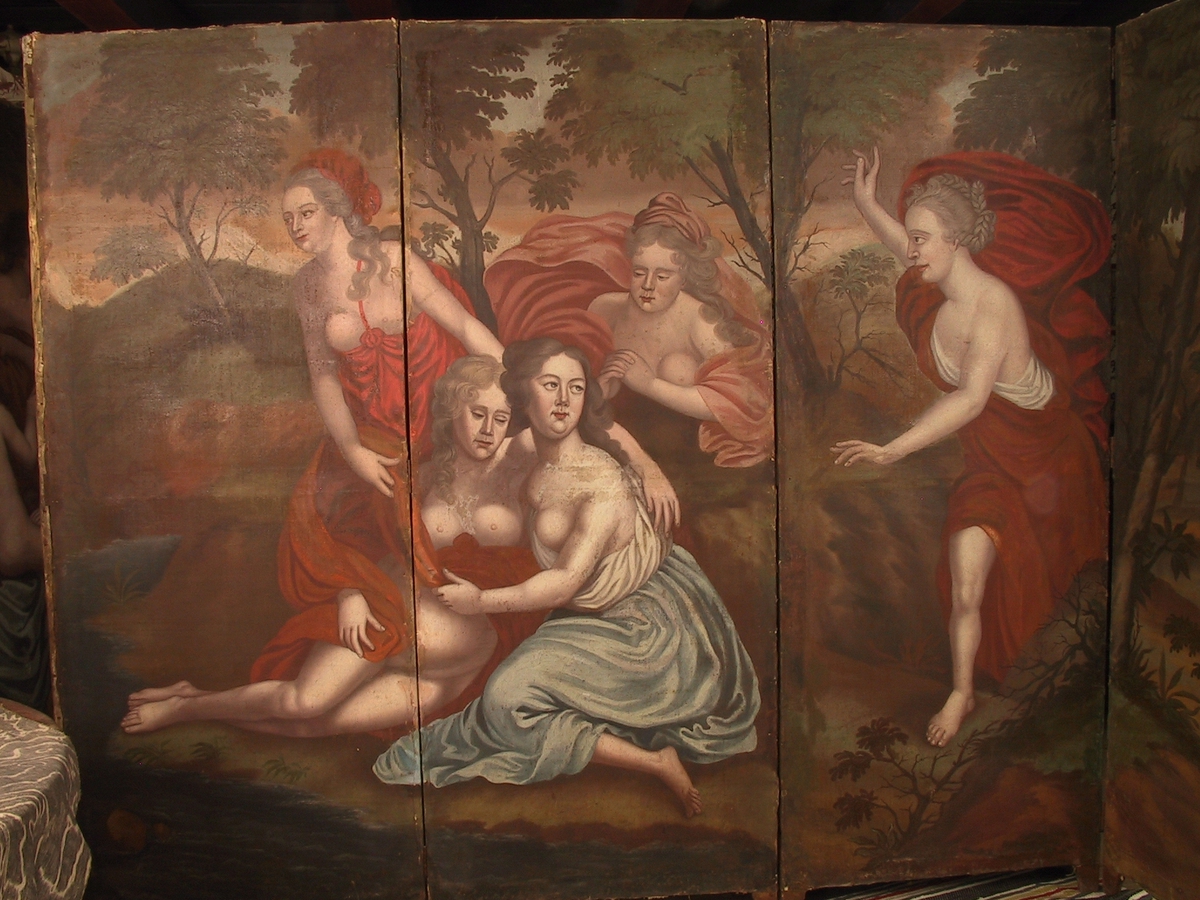 Diana og hennes nymfer i landskap, like før de skal bade i en kulp. To figurgrupper, hver på fem personer, alle kvinner, mer eller mindre lett påkledd. Diana på felt nr. 2 fra venstre, sittende, høyrevendt med jakthund ved sine føtter (mynde). 4 kvinner på felt nr. 1 fra  Kalysto føres frem for Diana av 3 nymfer. 5. felt: stående nymfe peker mot himmelen: 6. felt: brunt landskap.