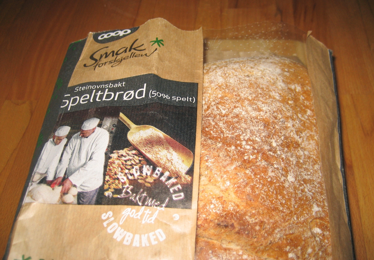 På brødposen finnes to motiv. Første motiv: To bakere som står med en ferdig deig. En ung og en eldre. Det ser ut som om den unge bakeren er under opplæring. Annet motiv: Korn og en gammel type redskap til å spa opp korn med.