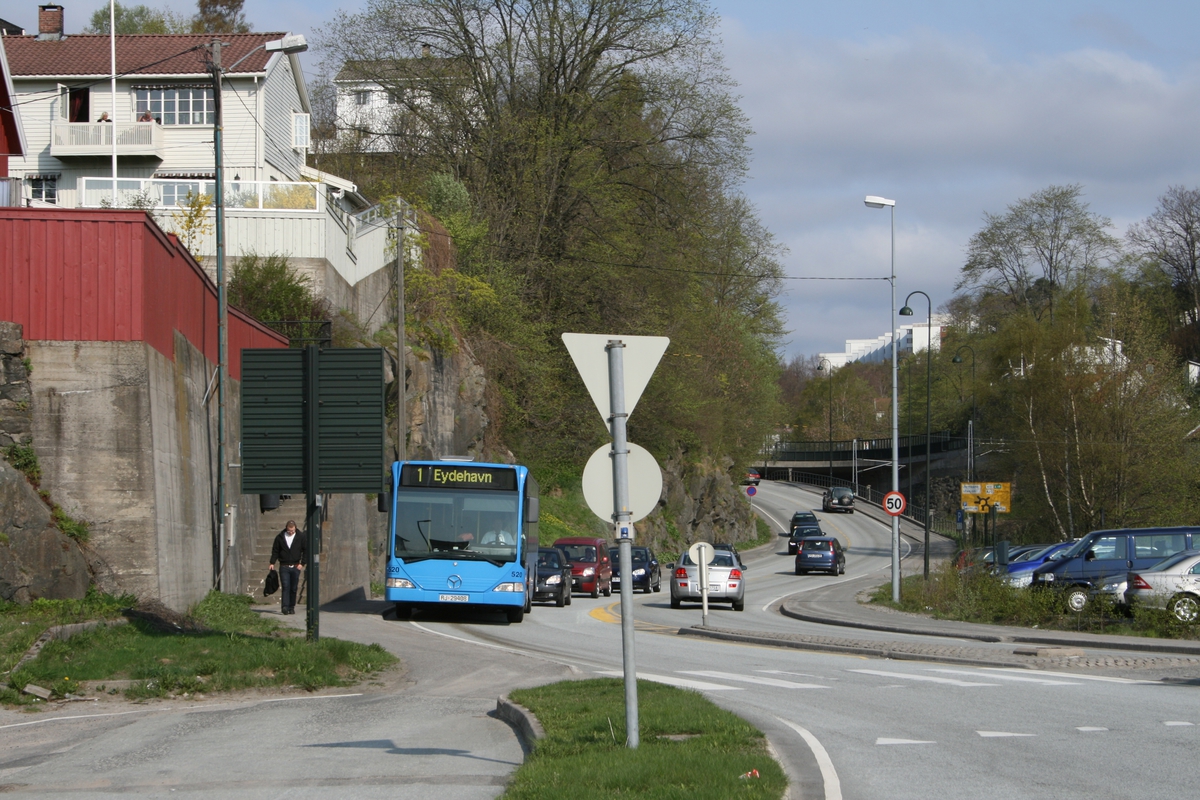 Strandstedet Barbu,Møllebakken på strandstedets vestside. Sett oppover, fra rundkjøringen. Bussen til Eydehavn i busstoppet, som mangler busslomme.