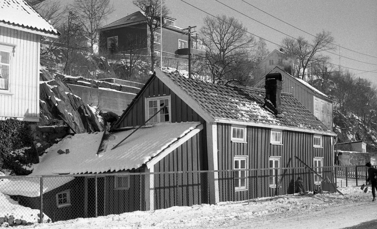 Bygning på Langsæ, Arendal, Langsæ matr. nr. 91. , fasade,  Sett fra riksvei 40. Fotografering februar 1964.