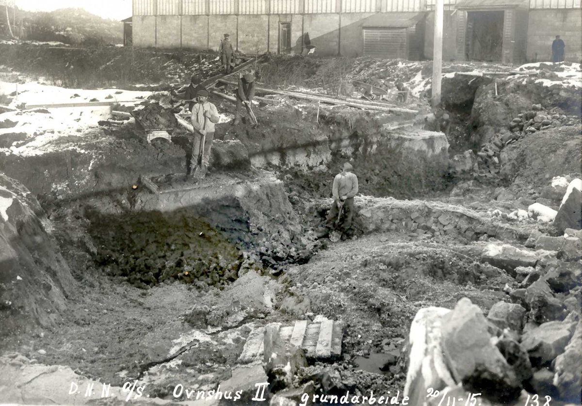 "20/11-1915" Nitriden. Grunnarbeider for Ovnshus II. Ovnshus I i bakgrunnen.