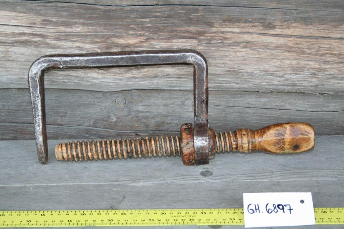 Armer og mellomarm med åttekantet tverrsnitt. Armene er  i den ene enden er formet som en flat tunge. Den andre enden er formet som en ring som omslutter et rundt trestykke. En liten jernspiker (sekundær) holder jernringen på plass rundt trestykket. Gjennom trestykket går spindelen.