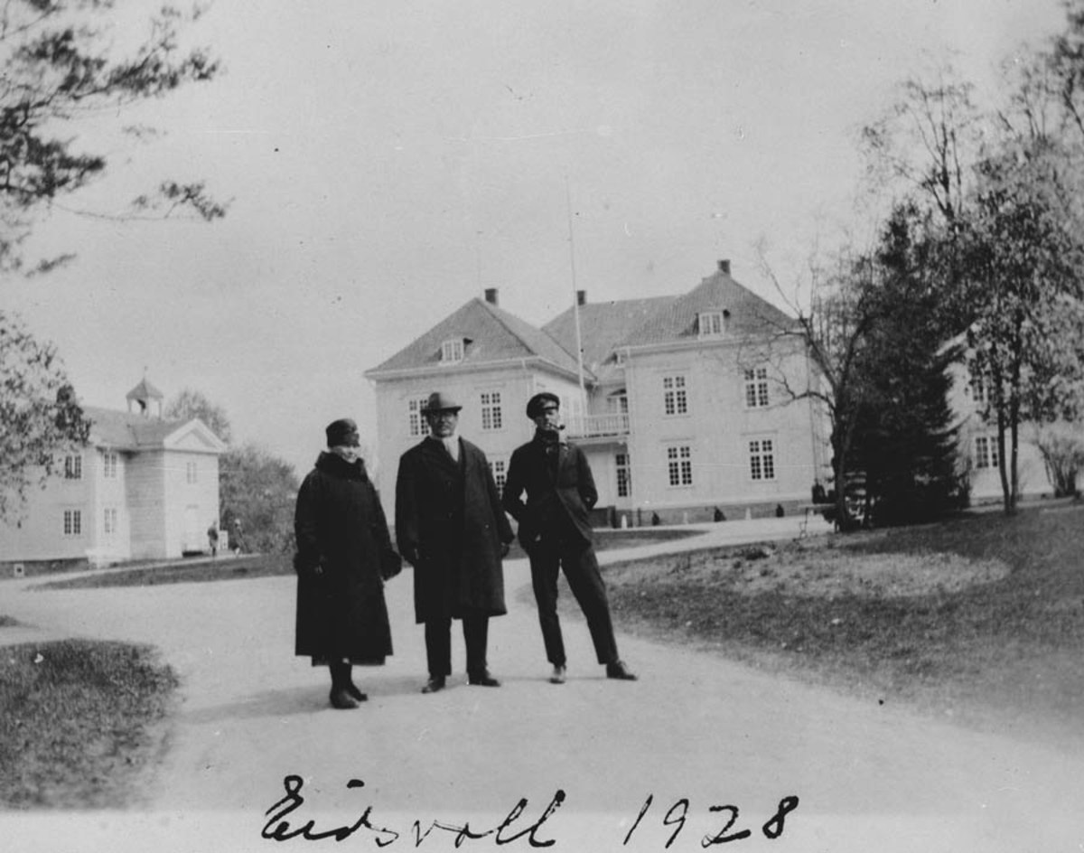Utenfor Eidsvollsbygningen.
