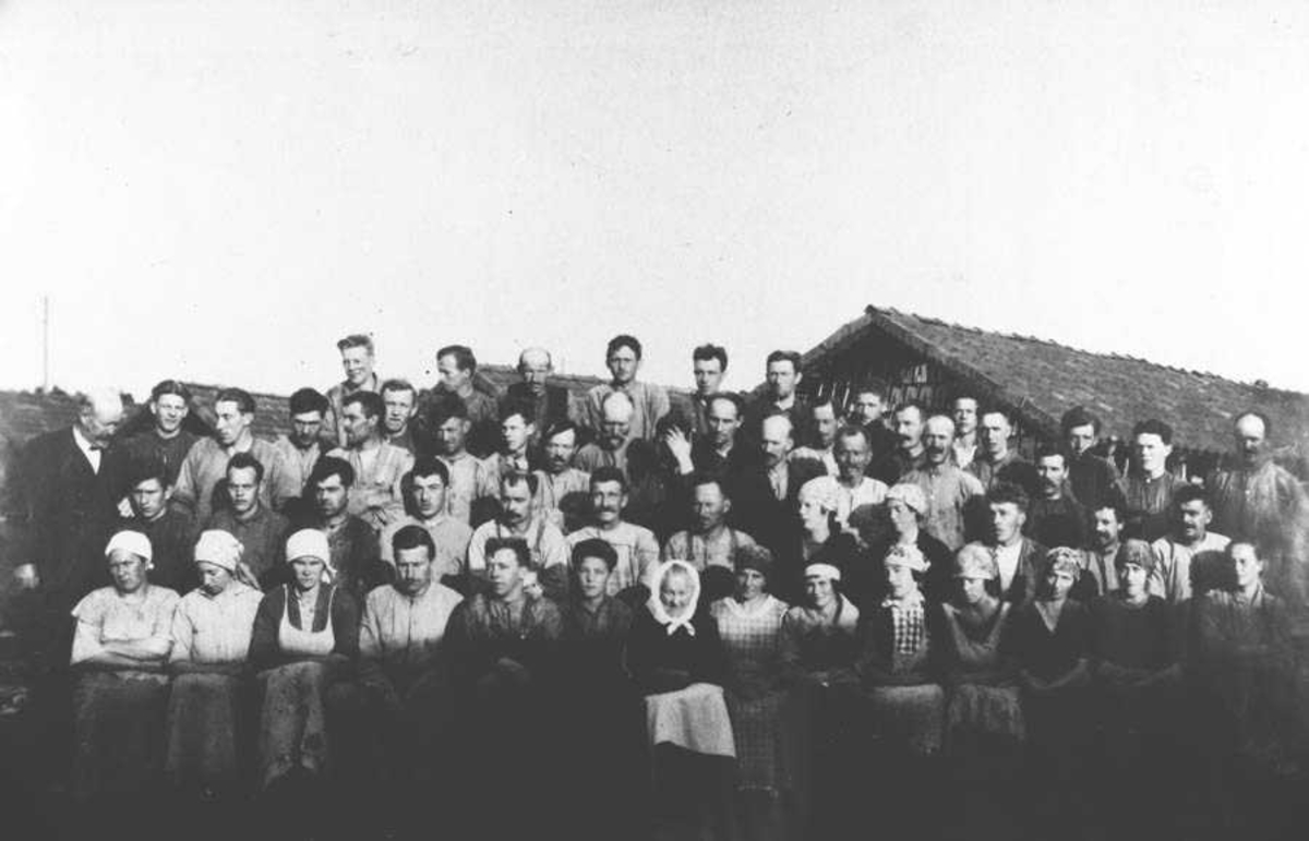 Arbeiderne v/Holstad teglverk før arb.konflikten ca 1927.