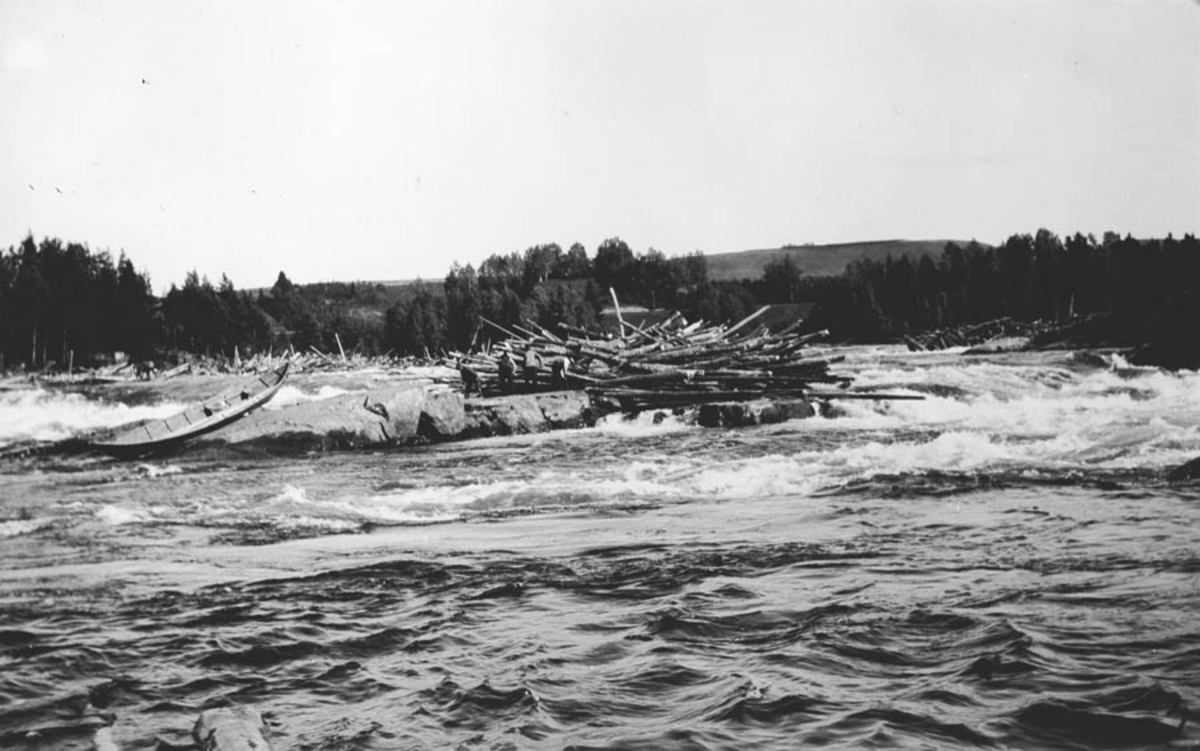Tømmerfløting i Bingsfossen.