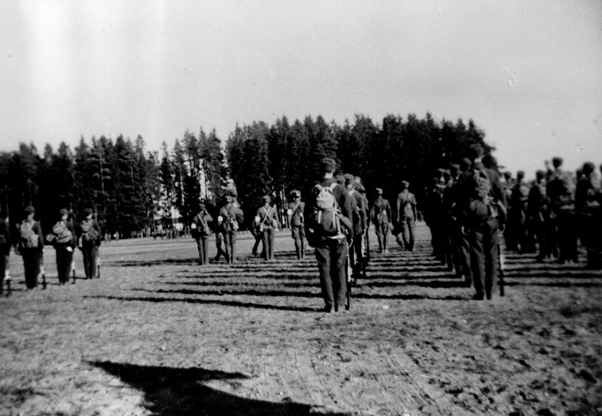 Forsvaret mobiliserer i 1939. Mannskaper i uniform i oppstilling