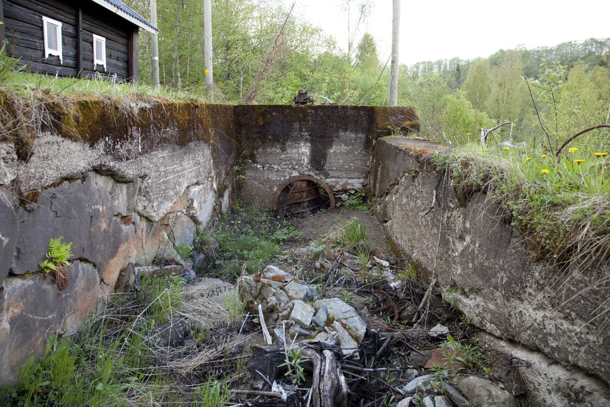 INDUSTRIMINNER VED KRÅKFOSS. LEDERRENNER FOR VANN.