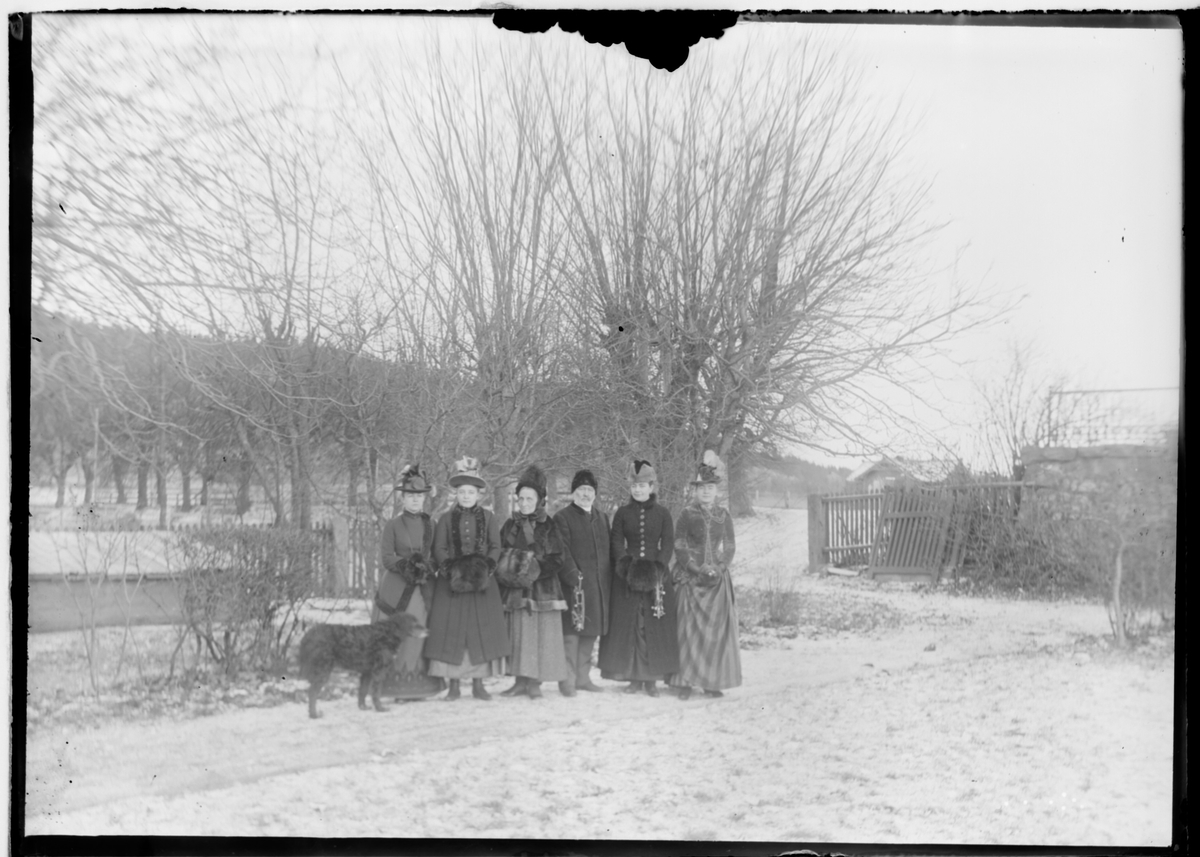 Gruppebilde på Linderud, fra venstre: Agnes Mathiesen, Elise Mathiesen, fru Julie Larpent, Haaken Christian Mathiesen, Julie Mathiesen, Louise Mathiesen. Foran Agnes står en hund.