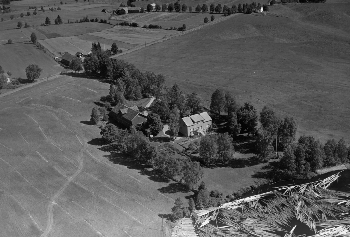 SOLBAKKEN GÅRD, EIDSVOLL VERK. JONSRUD I BAKGRUNNEN.